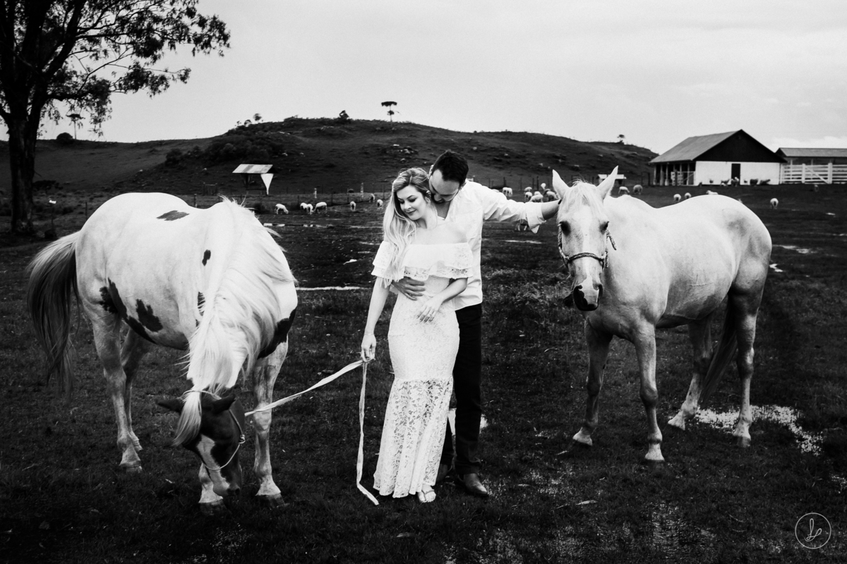 ensaionachuva,ensaiodecasalnachuva,fotosnachuva,fotosnocampo,ensaiodecasalnocampo,ensaioprecasamentonocampo,ensaiocomcavalos,ensaionafazenda,farmphotosession,ensaioprecasamento,melhoresfotografosserragaucha