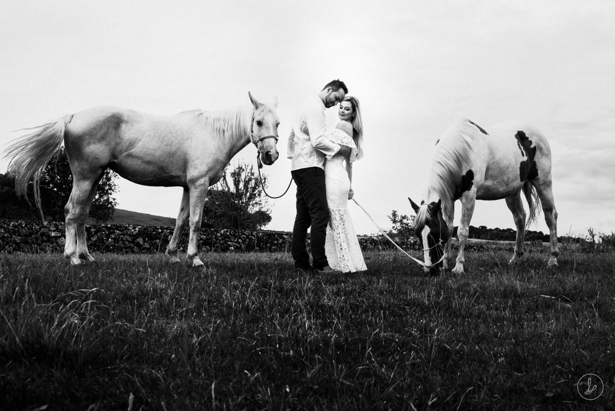 ensaionachuva,ensaiodecasalnachuva,fotosnachuva,fotosnocampo,ensaiodecasalnocampo,ensaioprecasamentonocampo,ensaiocomcavalos,ensaionafazenda,farmphotosession,ensaioprecasamento,melhoresfotografosserragaucha