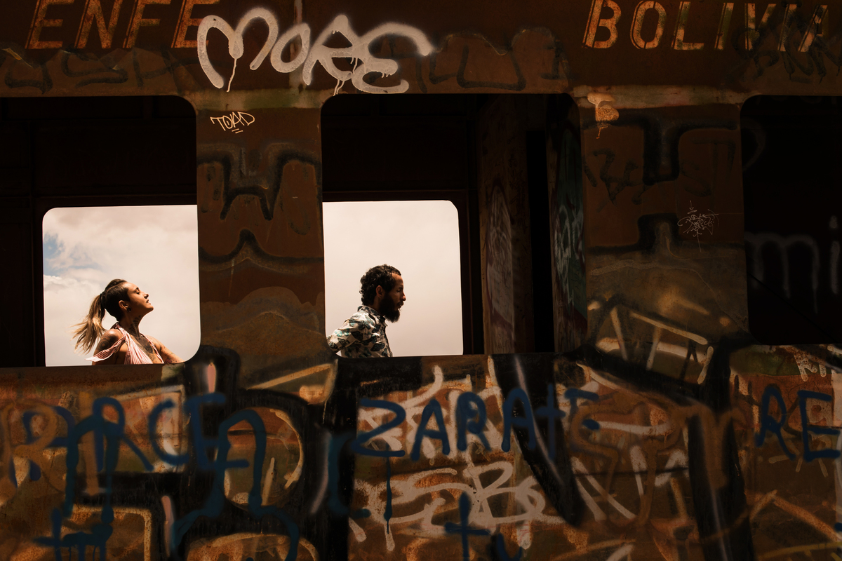 destinationwedding,ensaionosalardeuyuni,salardeuyuni,bolivia.uyuniweddings,photosession,session,potosi,cemiteriodetrens