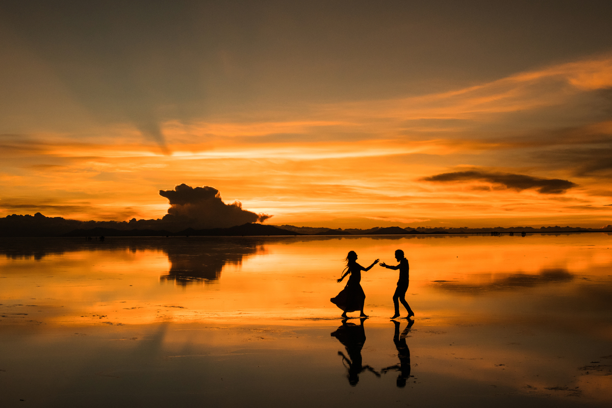 destinationwedding,ensaionosalardeuyuni,salardeuyuni,bolivia.uyuniweddings,photosession,session,potosi,cemiteriodetrens
