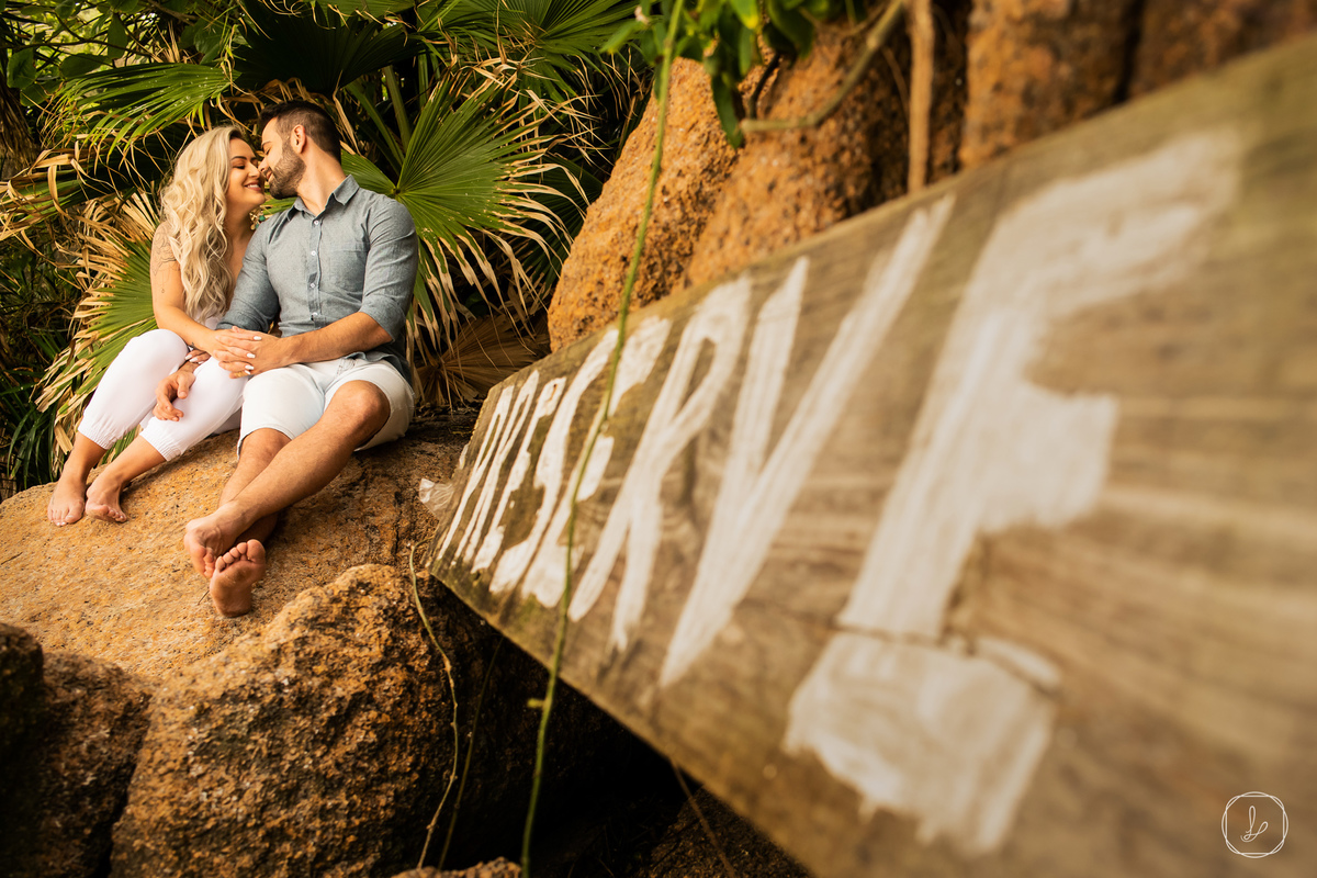 ensaiodecasalnapraia,prewedding,ensaioemflorianopolis,ensaionapraiadajoaquina,barradalagoa,fotosnapraia,fotosespontaneasdecasais,melhoresfotosdecasamento,ensaioslindos,fotosemfloripa