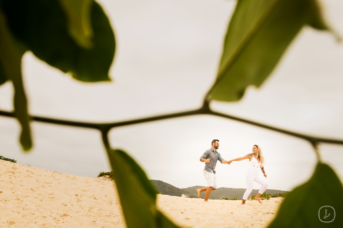 ensaiodecasalnapraia,prewedding,ensaioemflorianopolis,ensaionapraiadajoaquina,barradalagoa,fotosnapraia,fotosespontaneasdecasais,melhoresfotosdecasamento,ensaioslindos,fotosemfloripa