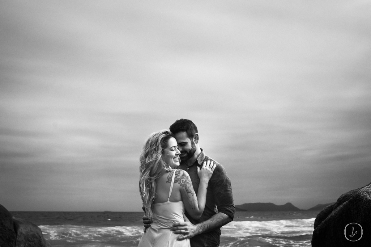 ensaiodecasalnapraia,prewedding,ensaioemflorianopolis,ensaionapraiadajoaquina,barradalagoa,fotosnapraia,fotosespontaneasdecasais,melhoresfotosdecasamento,ensaioslindos,fotosemfloripa