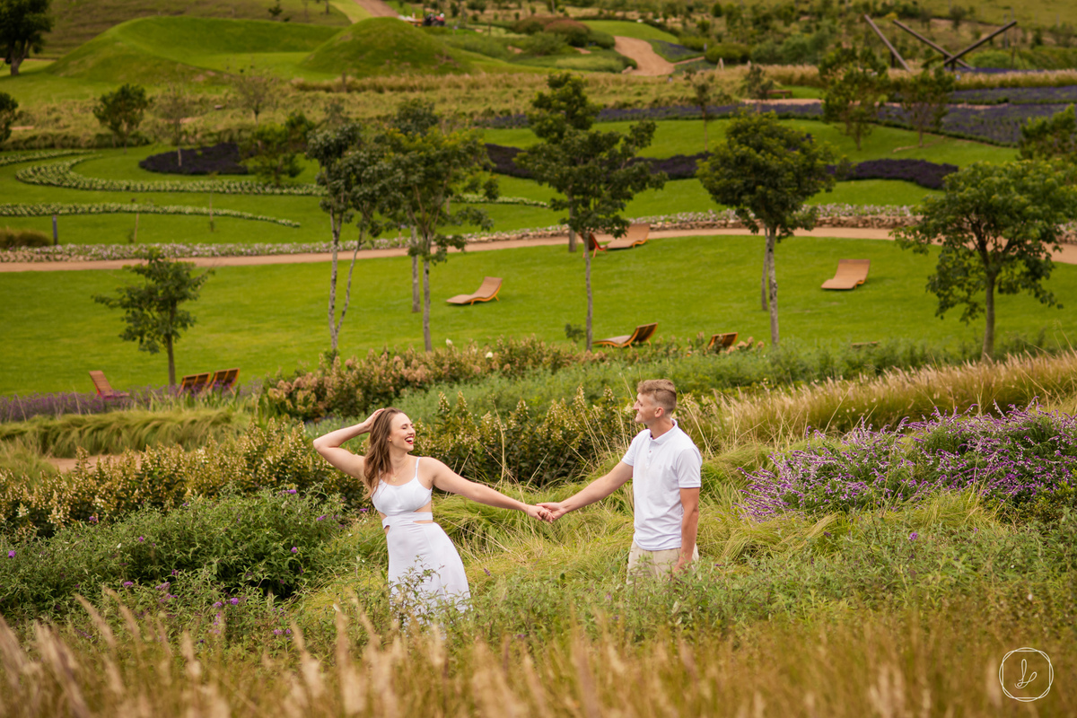 ensaionomatriaparquedeflores,saochico,serragaucha,ensaiodecasal,fotosdecasal,casalaoarlivre,saofranciscodepaula,parquedeflores,lugarespracasar,lugarespraensaiofotografico,fotoscoloridas,fotosespontaneas,fotosdecasais,precasamento,prewedding