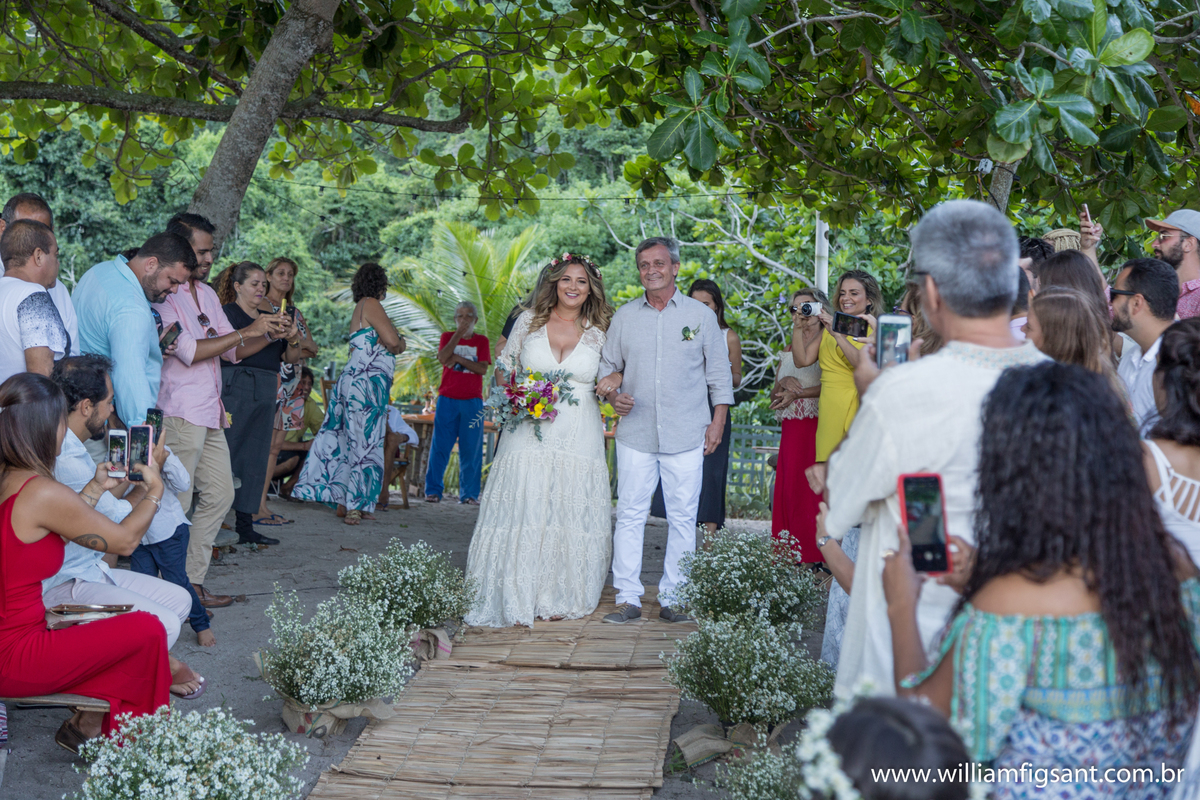 entrada da noiva casamento na praia búzios arraial do cabo rj
