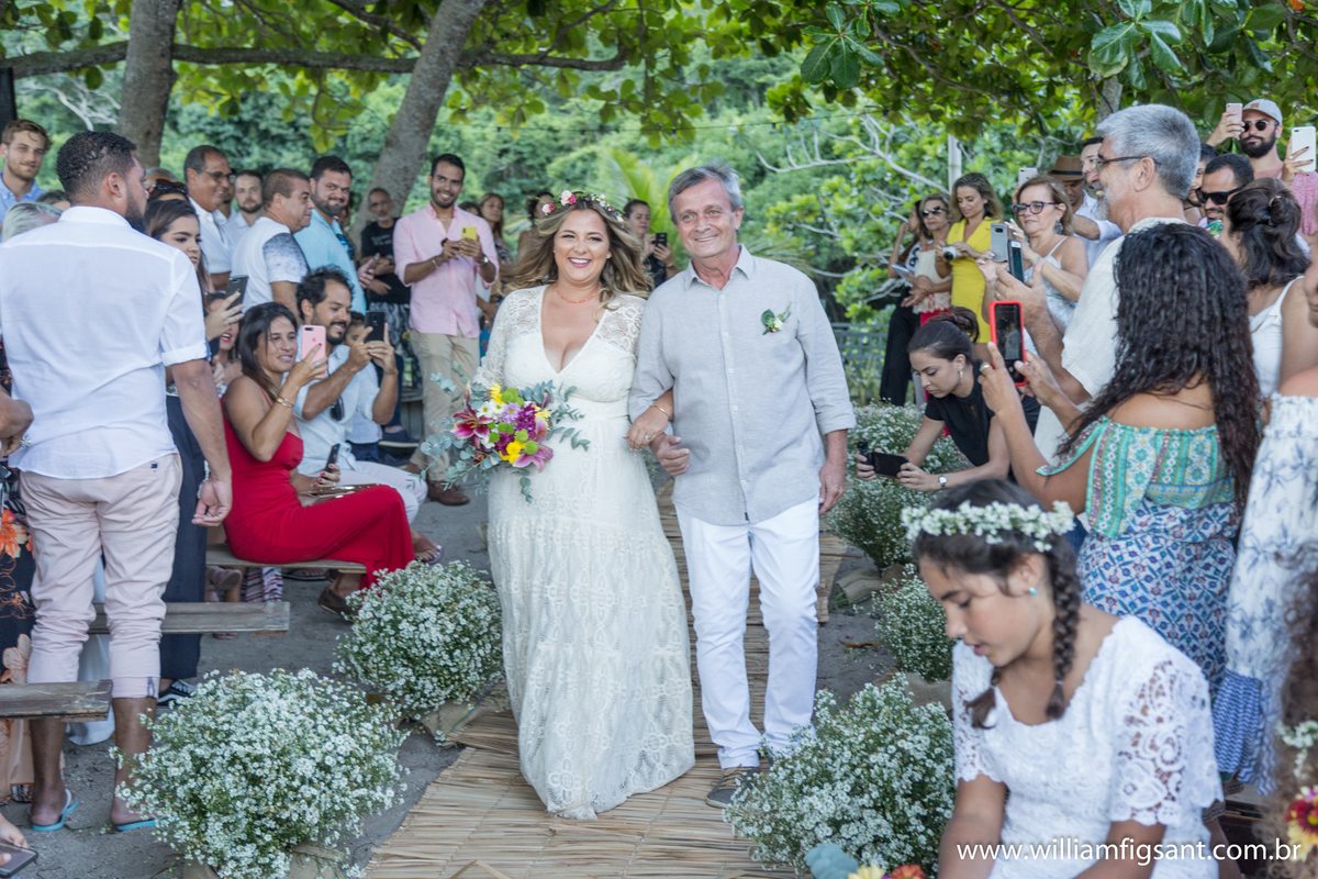 entrada da noiva casamento na praia búzios arraial do cabo rj