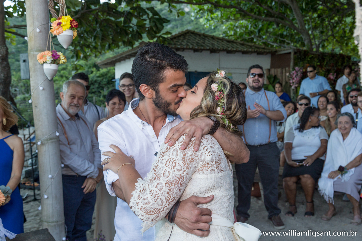beijo casamento na praia arraial do cabo