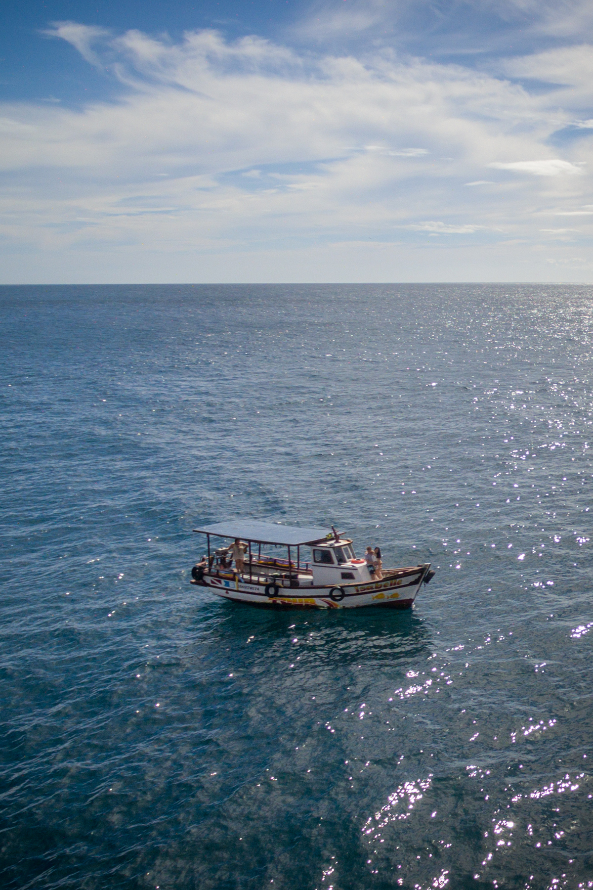 Ensaio com drone pré wedding de barco em Arraial do cabo