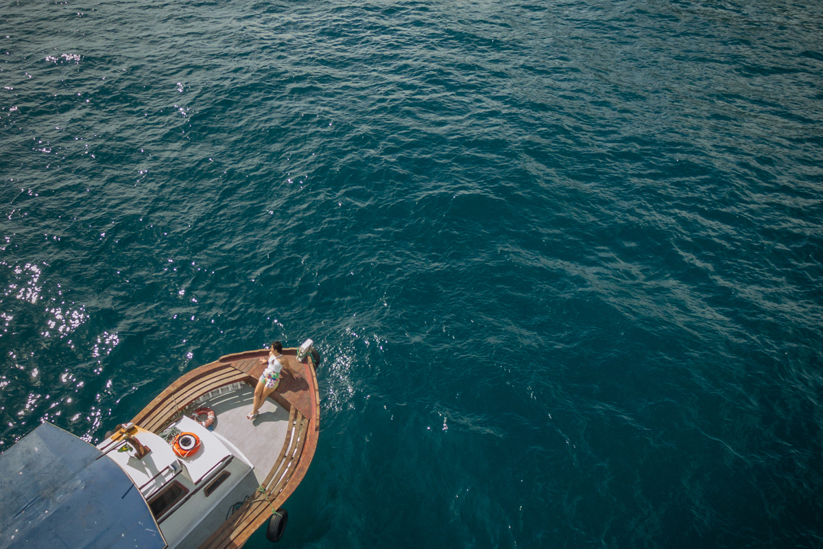 Ensaio com drone pré wedding de barco em Arraial do cabo