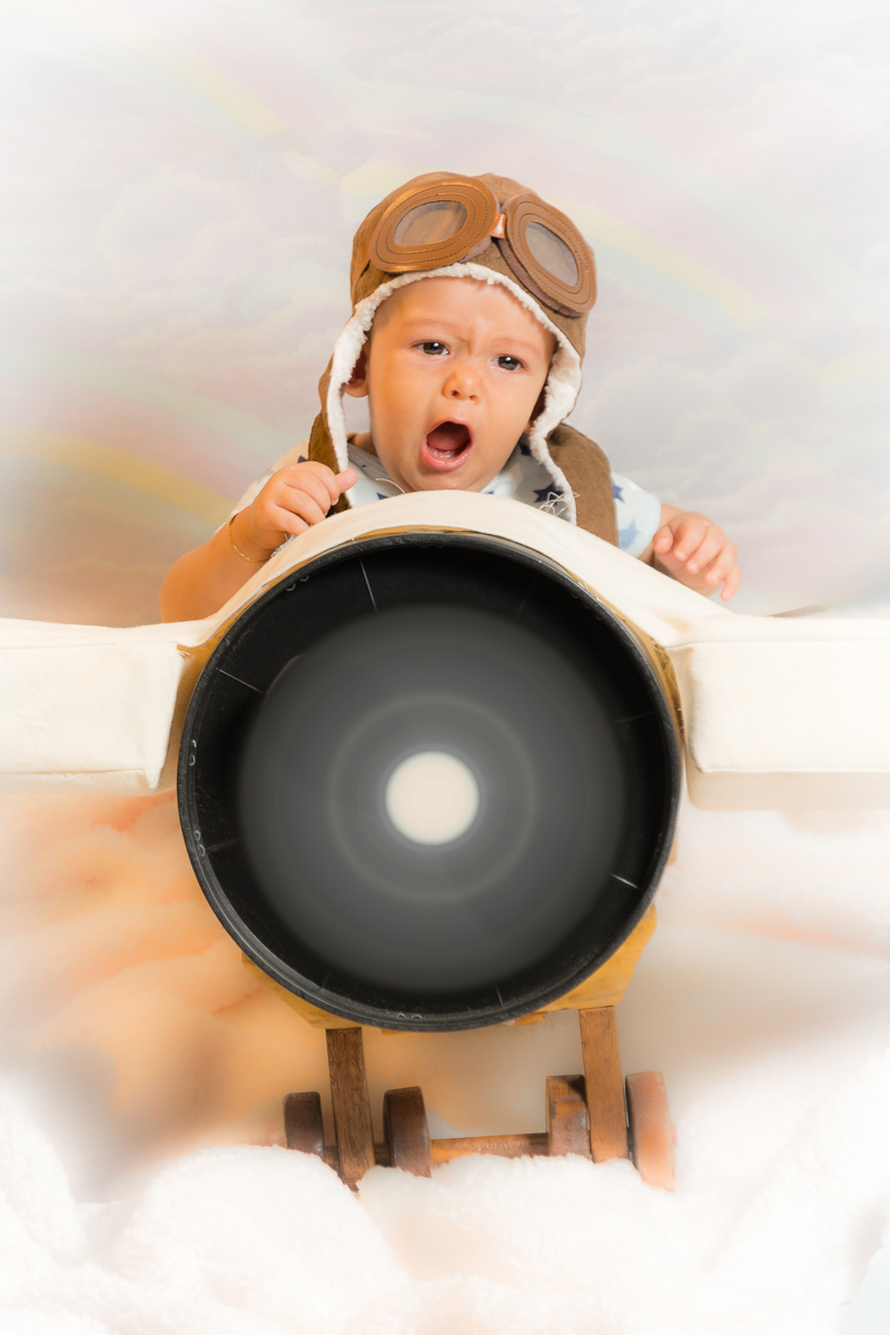 Bebê menino aviador dentro do pequeno avião em sua aventura