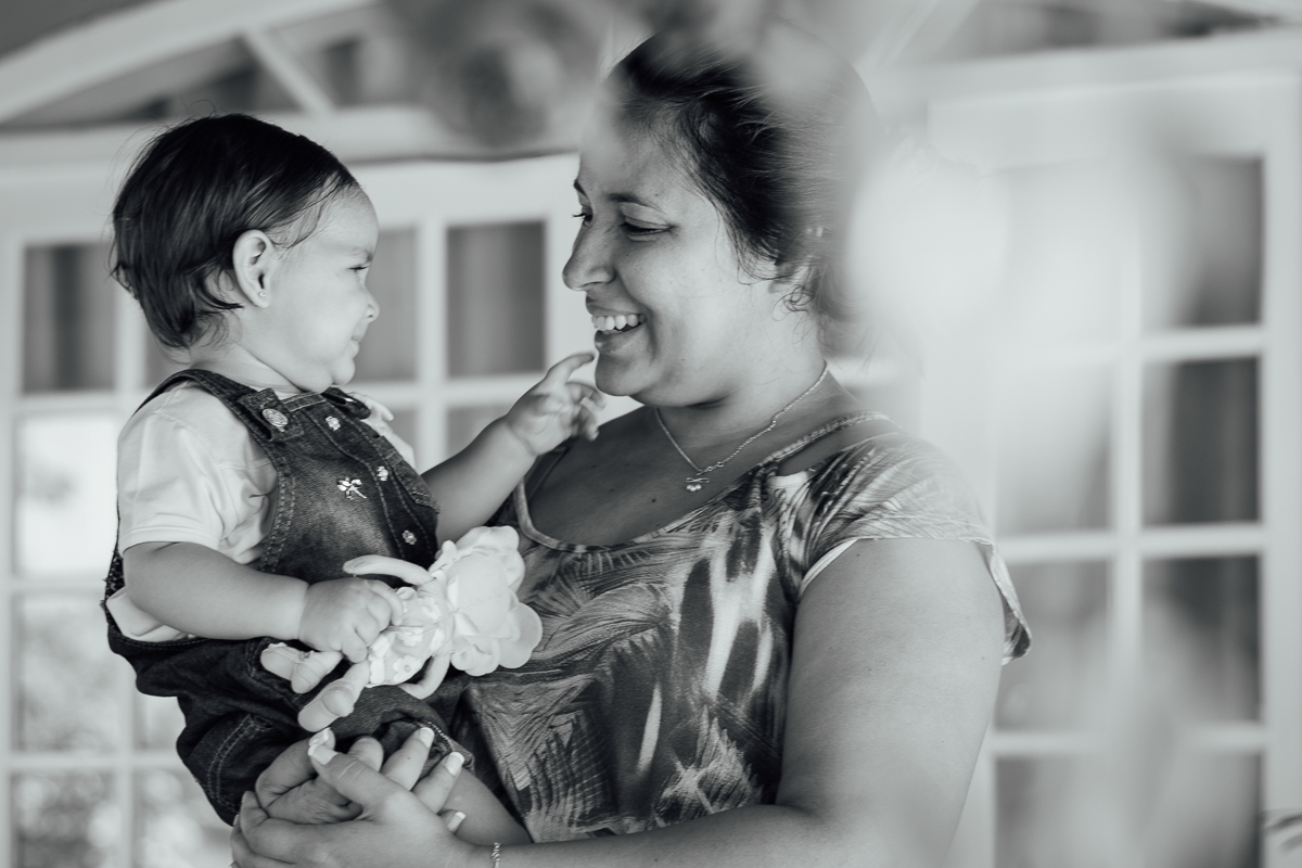 Bebê no coloca da mamãe sorridente.  