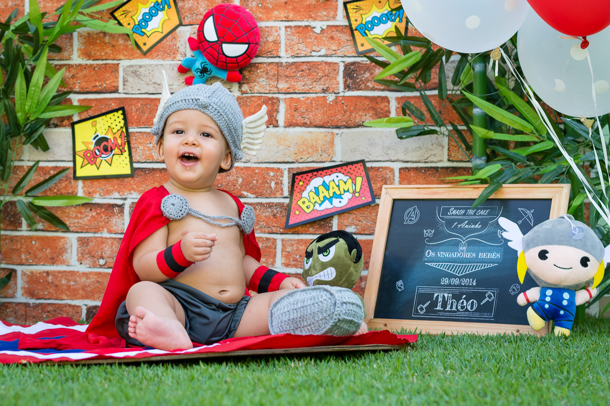 Thor bebê sentado comendo biscoito e rindo