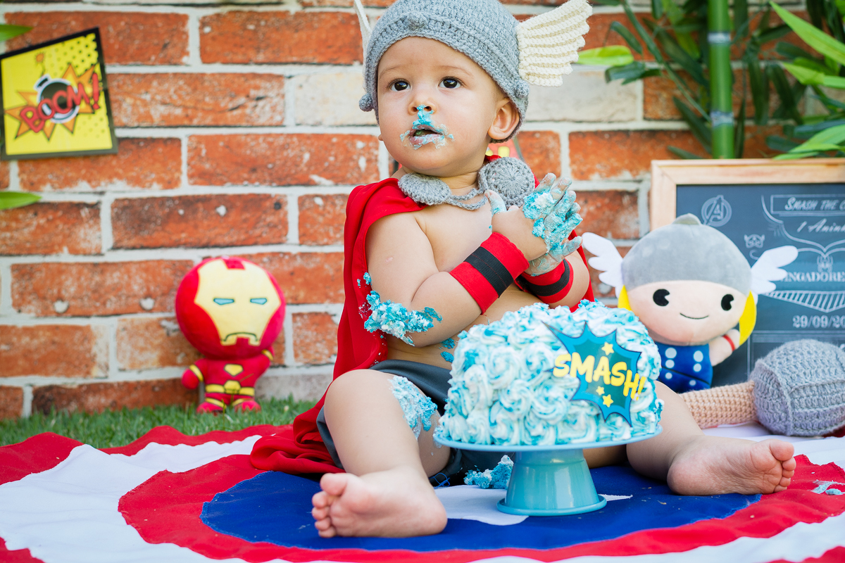 Thor bebê se lambuzando com o bolo