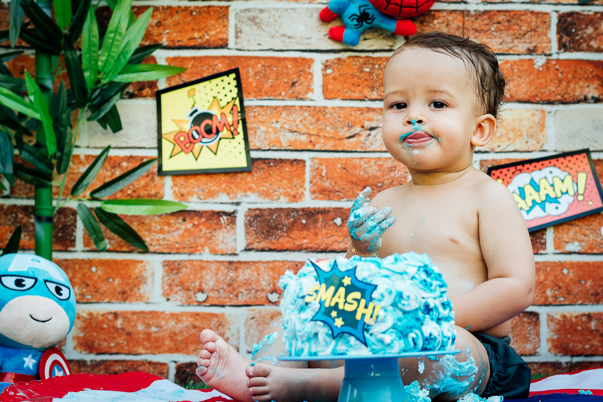 Bebê comendo bolo todo lambuzado