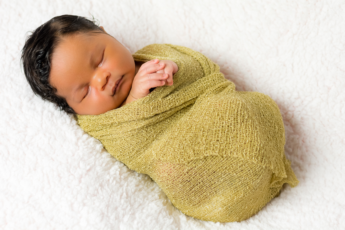 bebê enroladinho de barriga pra cima
