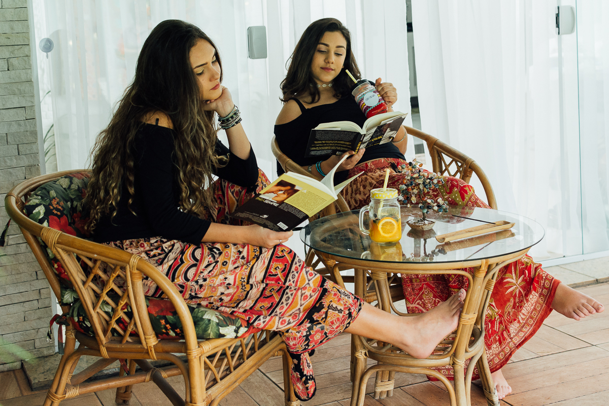 leitura descontraída na varanda 