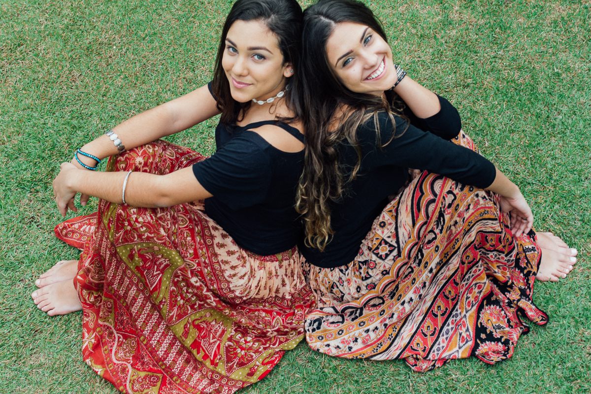 Sentadas na grama