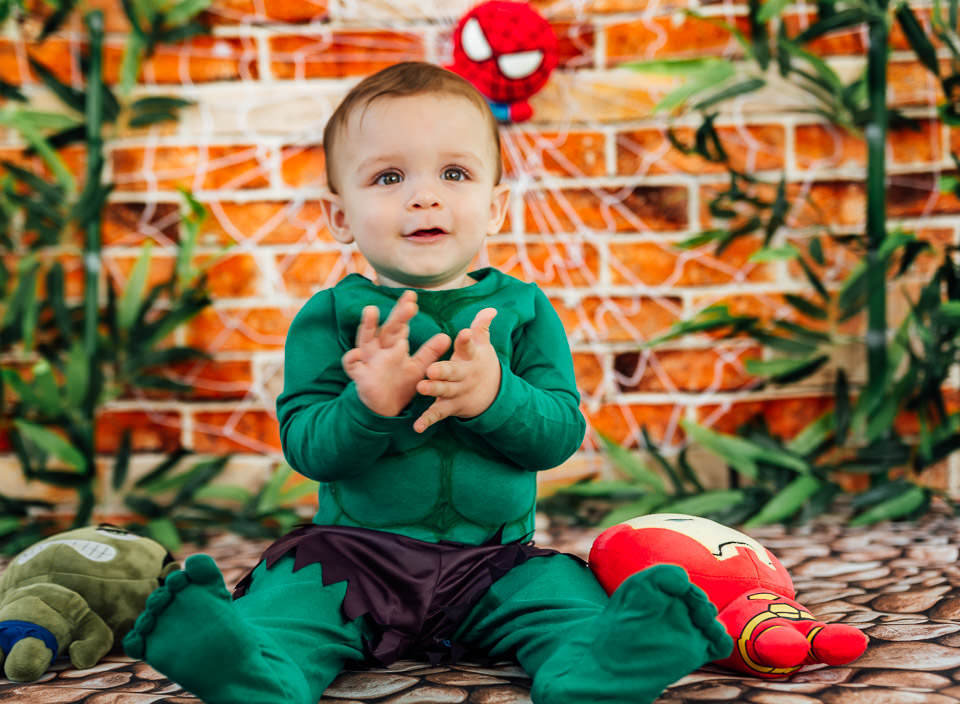 bebe=ê hulk, ensaio cake smash, bebê com fantasia de hulk com o tema os vingadores baby