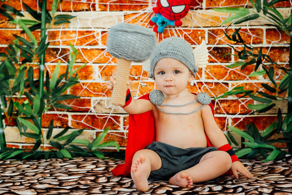 Bebê segurando martelo do Thor, sentado, ensaio cake smash, os vingadores bebê, bebê vestido de thor 
