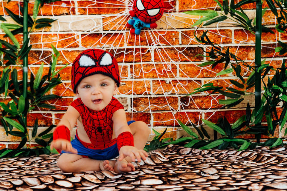 bebê fantasiado de homem aranha no ensaio cake smash com o tema vingadores bebê 