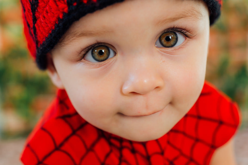 bebê fantasiado de homem aranha no ensaio cake smash com o tema vingadores bebê