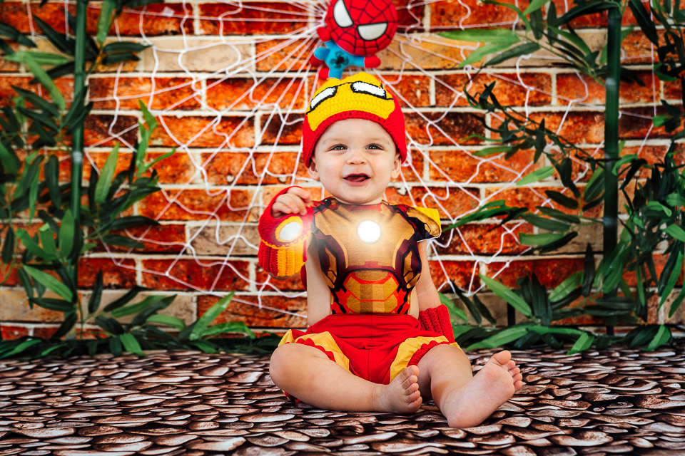 bebê fantasiado de homem de ferro no ensaio cake smash com o tema vingadores bebê