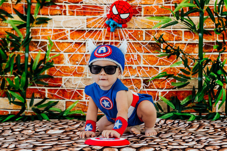 bebê fantasiado de capitão america no ensaio cake smash com o tema vingadores bebê