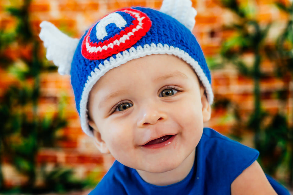 bebê fantasiado de capitão america no ensaio cake smash com o tema vingadores bebê