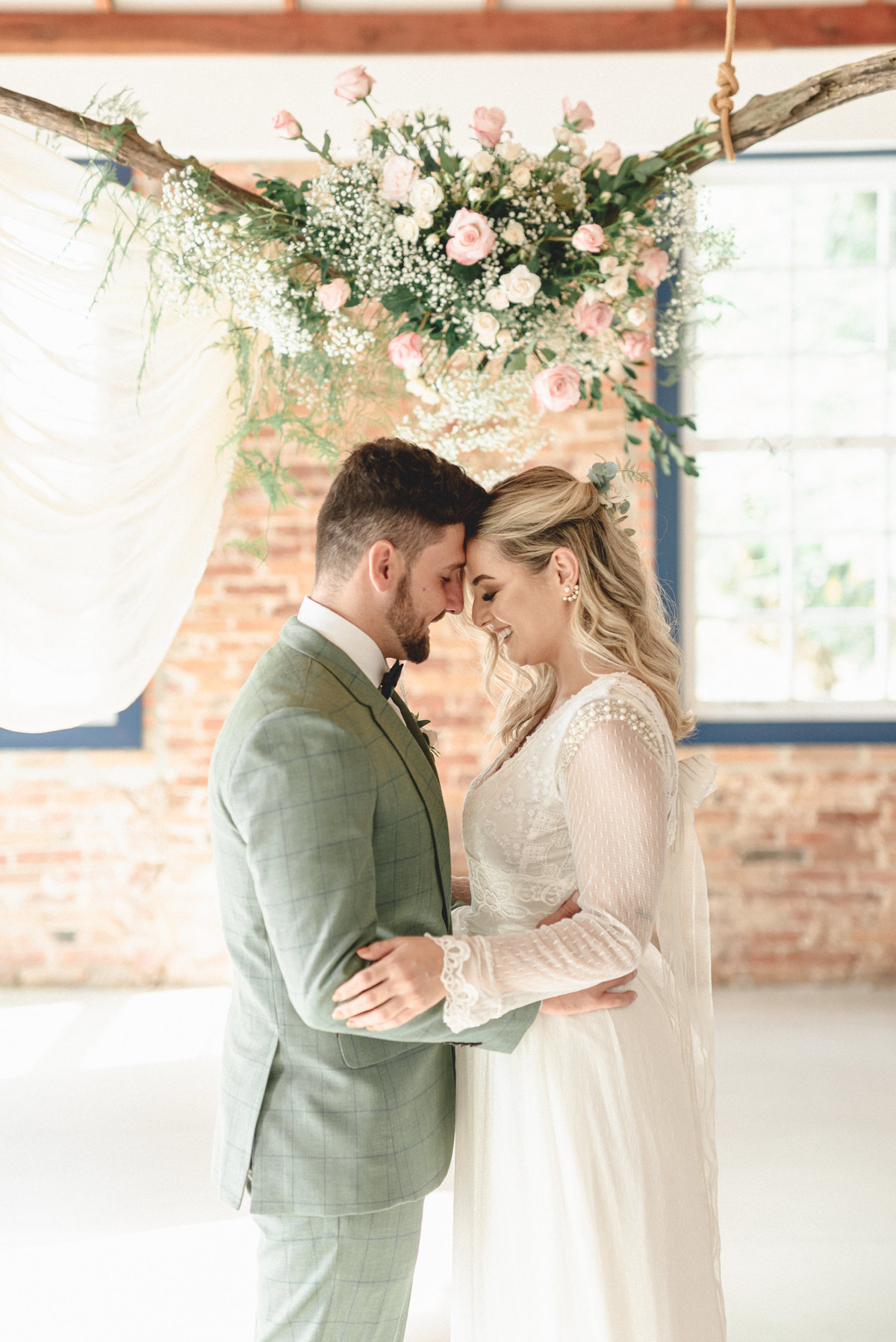 editorial-de-casamento-casarao-calixto-rama-wedding-estudio-reversa-casamento-de-dia-na-praia-sao-francisco-do-sul-expressiva-black-monica-linz-noivas-patricia-freitas-doce-encanto-confeitaria-ld-filmes-wedding-lovers-inspiracao-casamento