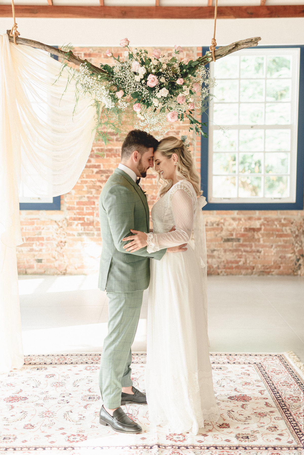 editorial-de-casamento-casarao-calixto-rama-wedding-estudio-reversa-casamento-de-dia-na-praia-sao-francisco-do-sul-expressiva-black-monica-linz-noivas-patricia-freitas-doce-encanto-confeitaria-ld-filmes-wedding-lovers-inspiracao-casamento