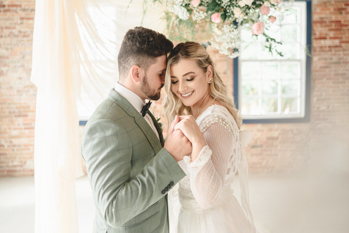 editorial-de-casamento-casarao-calixto-rama-wedding-estudio-reversa-casamento-de-dia-na-praia-sao-francisco-do-sul-expressiva-black-monica-linz-noivas-patricia-freitas-doce-encanto-confeitaria-ld-filmes-wedding-lovers-inspiracao-casamento