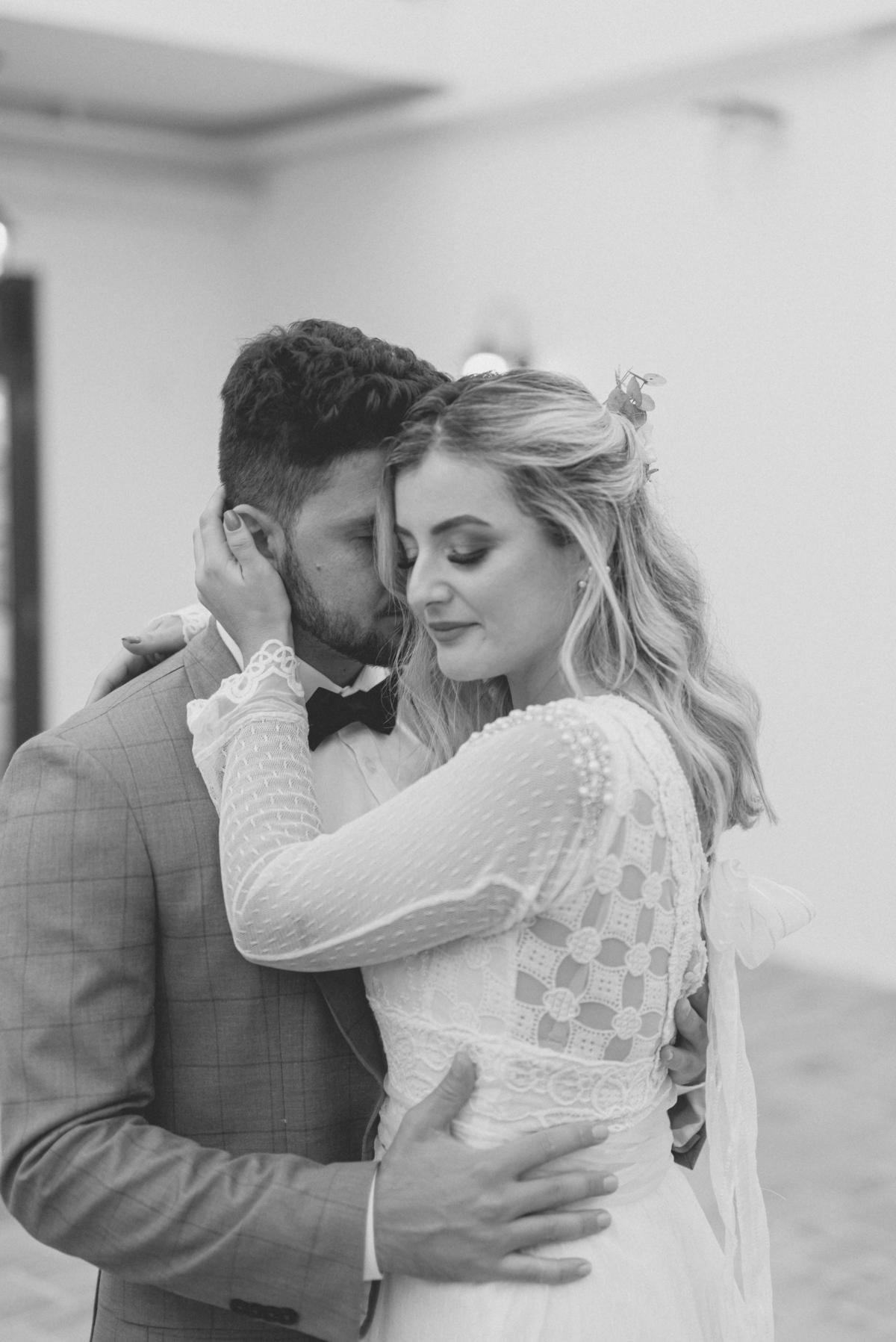 editorial-de-casamento-casarao-calixto-rama-wedding-estudio-reversa-casamento-de-dia-na-praia-sao-francisco-do-sul-expressiva-black-monica-linz-noivas-patricia-freitas-doce-encanto-confeitaria-ld-filmes-wedding-lovers-inspiracao-casamento