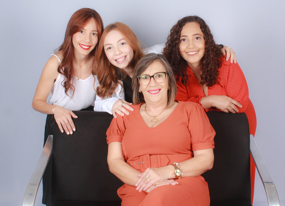 studio-estudio-foto-fotografia-book-formanda-medicina-formatura-jaleco-estecoscopio-familia