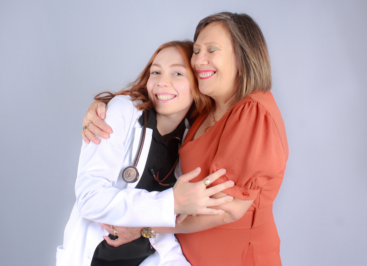 studio-estudio-foto-fotografia-book-formanda-medicina-formatura-jaleco-estecoscopio-familia