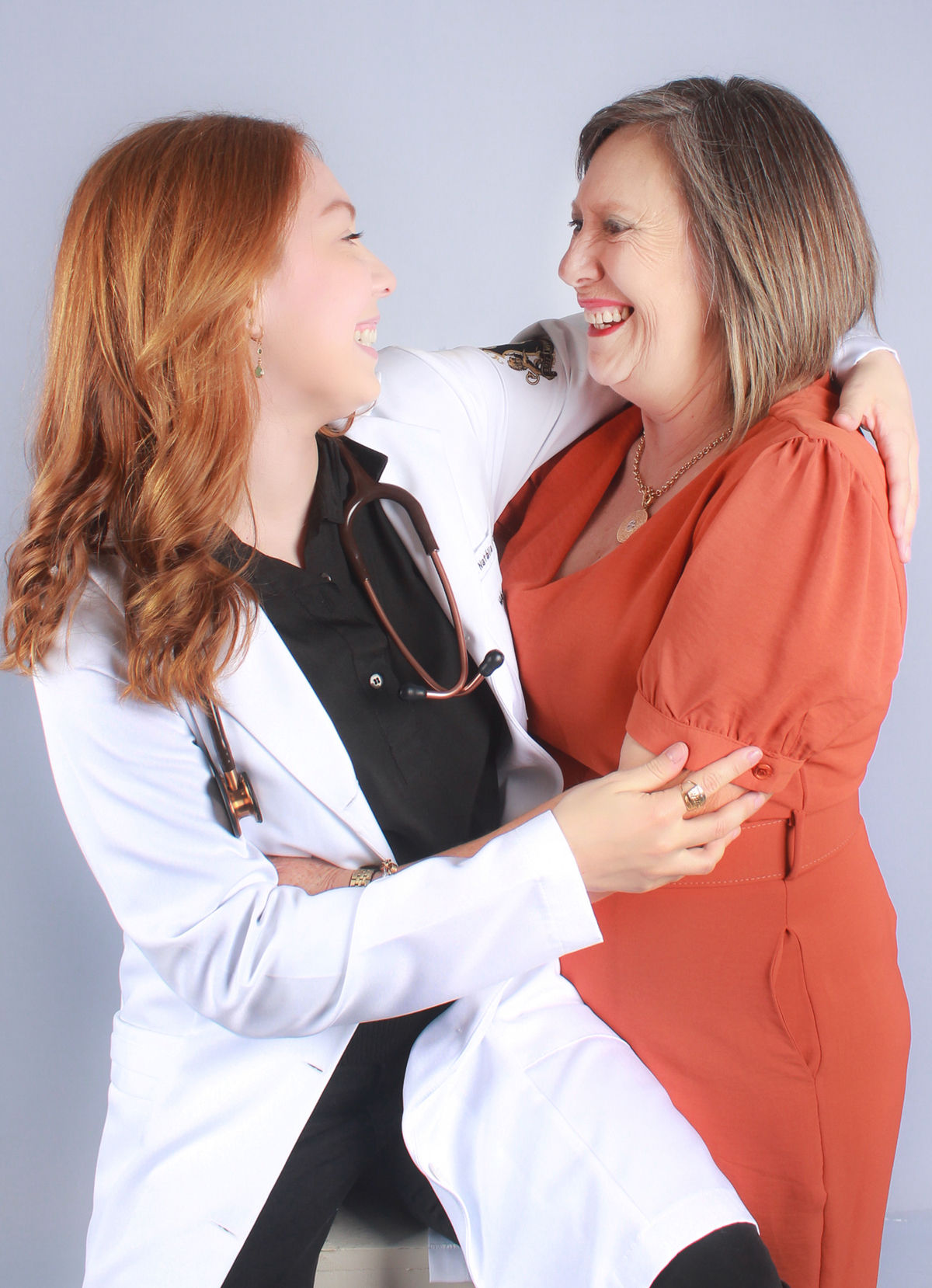 studio-estudio-foto-fotografia-book-formanda-medicina-formatura-jaleco-estecoscopio-familia