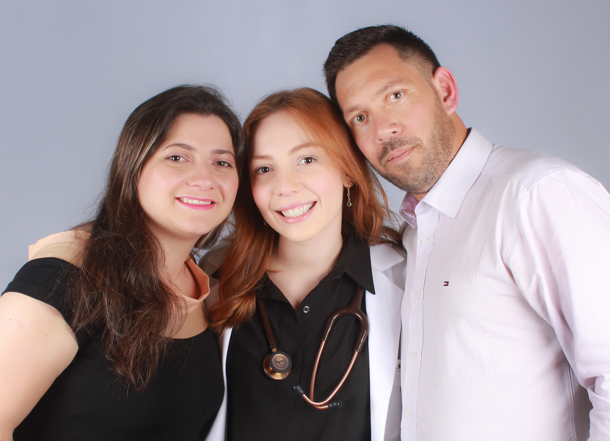 studio-estudio-foto-fotografia-book-formanda-medicina-formatura-jaleco-estecoscopio-familia