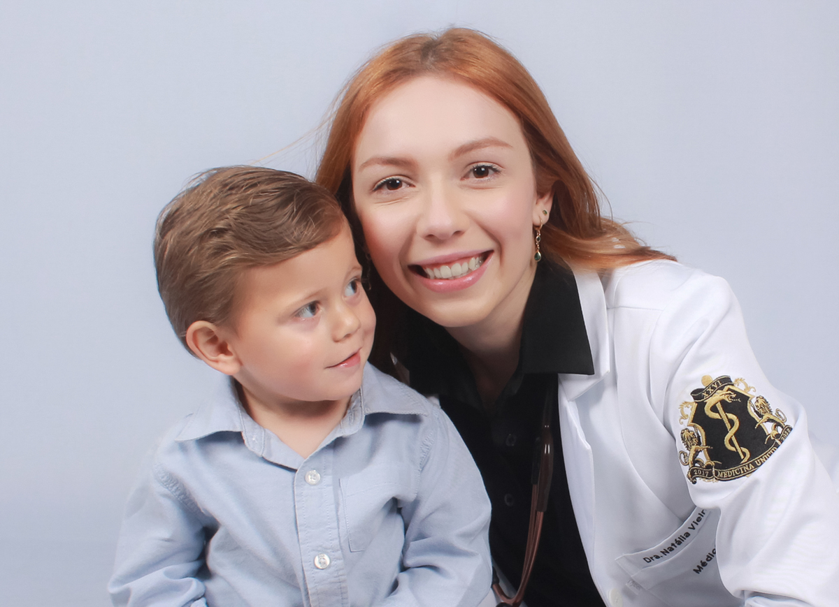 studio-estudio-foto-fotografia-book-formanda-medicina-formatura-jaleco-estecoscopio-familia