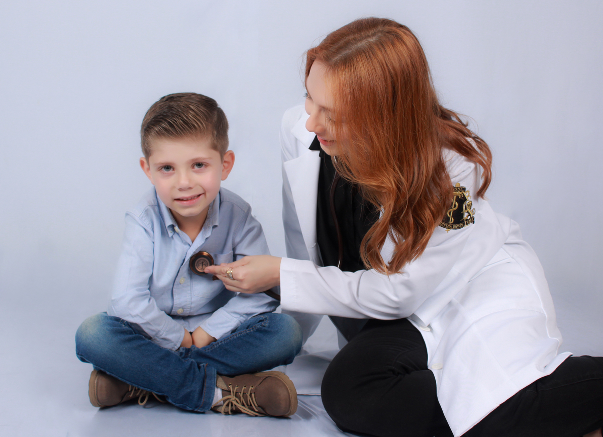 studio-estudio-foto-fotografia-book-formanda-medicina-formatura-jaleco-estecoscopio-familia