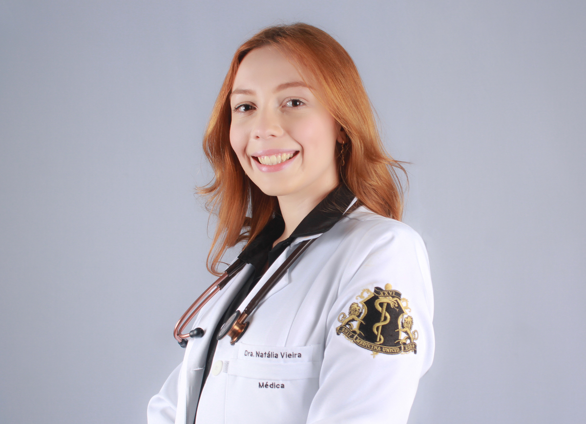 studio-estudio-foto-fotografia-book-formanda-medicina-formatura-jaleco-estecoscopio-familia