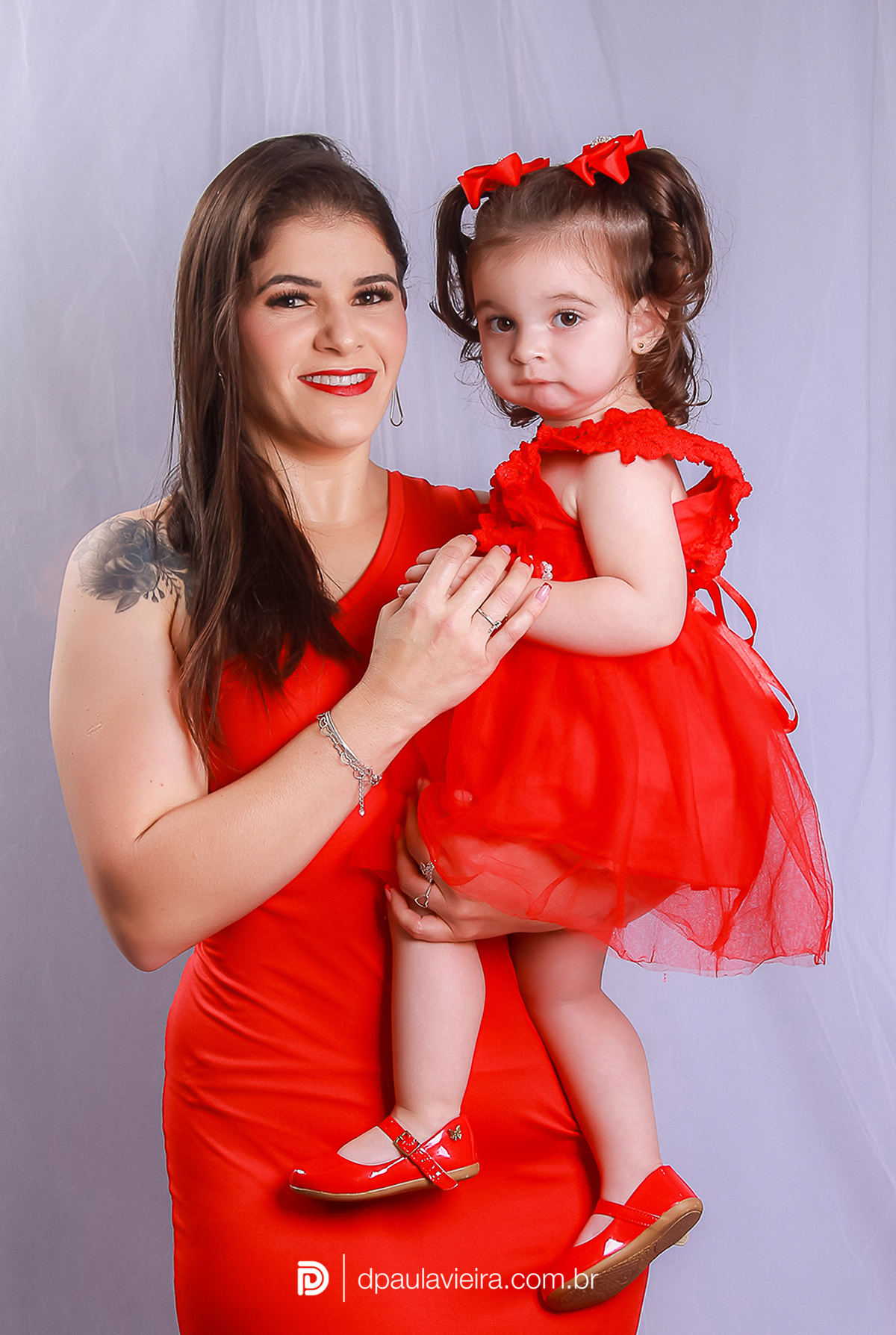 Olá Nayara, tudo bem ?
vimos que tem uma pendência de estúdio conosco desde 23/07/2022.

Suas fotos estão prontas para ser retiradas !
ficou uma diferença de 83,00 para ser acertado.

Quando puder estar dando uma passadinha aqui na loja para retirada e pa