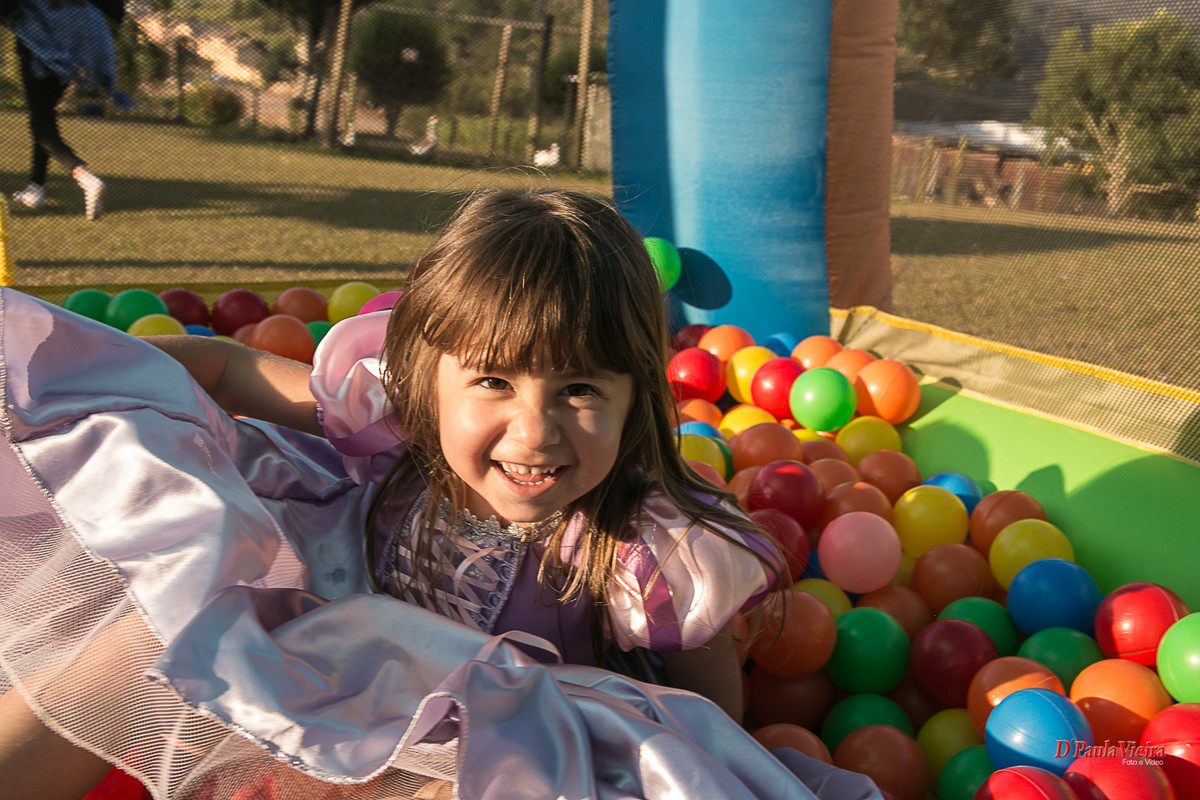 criança-piscina-de-bolinha-fazendinha-foto-video-dpaula vieira-sp-casamento-studio-acompanhamento-ibiuna-sao roque-sorocaba-mairinque-interior-sao paulo-gestante-pre wedding-acompanhamento-15 anos