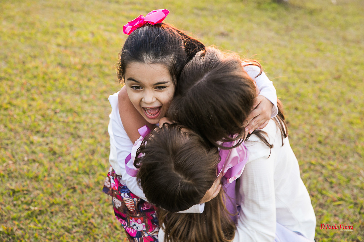 criança-amigas-abraço-fazendinha-foto-video-dpaula vieira-sp-casamento-studio-acompanhamento-ibiuna-sao roque-sorocaba-mairinque-interior-sao paulo-gestante-pre wedding-acompanhamento-15 anos