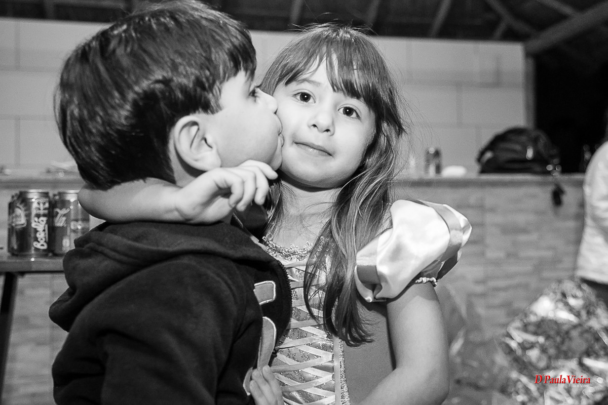 beijo-rosto-criança-amigos-fazendinha-foto-video-dpaula vieira-sp-casamento-studio-acompanhamento-ibiuna-sao roque-sorocaba-mairinque-interior-sao paulo-gestante-pre wedding-acompanhamento-15 anos