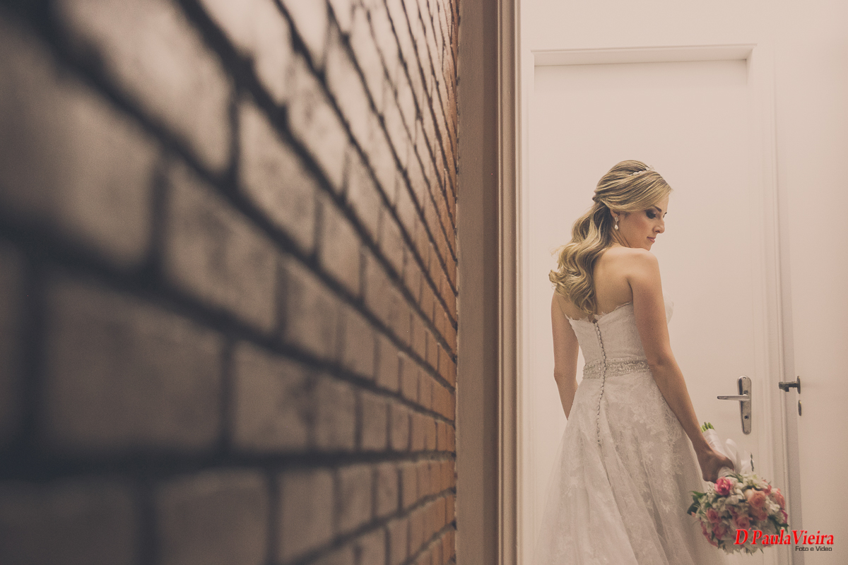 ângulo-parede-noiva-buquê-foto-video-dpaula vieira-sp-casamento-studio-acompanhamento-ibiuna-sao roque-sorocaba-mairinque-interior-sao paulo-gestante-pre wedding-acompanhamento-15 anos-batizado