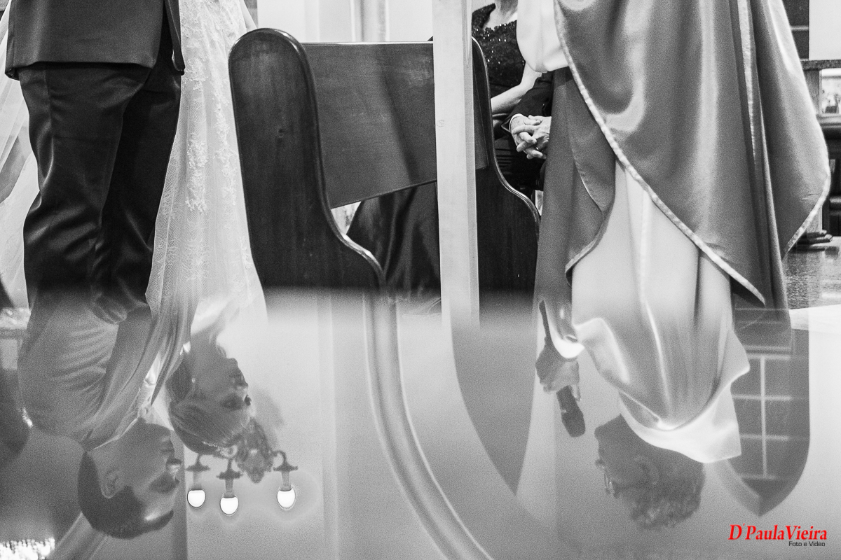 reflexo-chão-noivos-padre-foto-video-dpaula vieira-sp-casamento-studio-acompanhamento-ibiuna-sao roque-sorocaba-mairinque-interior-sao paulo-gestante-pre wedding-acompanhamento-15 anos-batizado