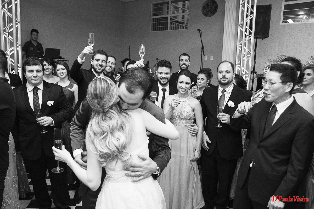 brinde-noivos-beijo-festa-foto-video-dpaula vieira-sp-casamento-studio-acompanhamento-ibiuna-sao roque-sorocaba-mairinque-interior-sao paulo-gestante-pre wedding-acompanhamento-15 anos-batizado