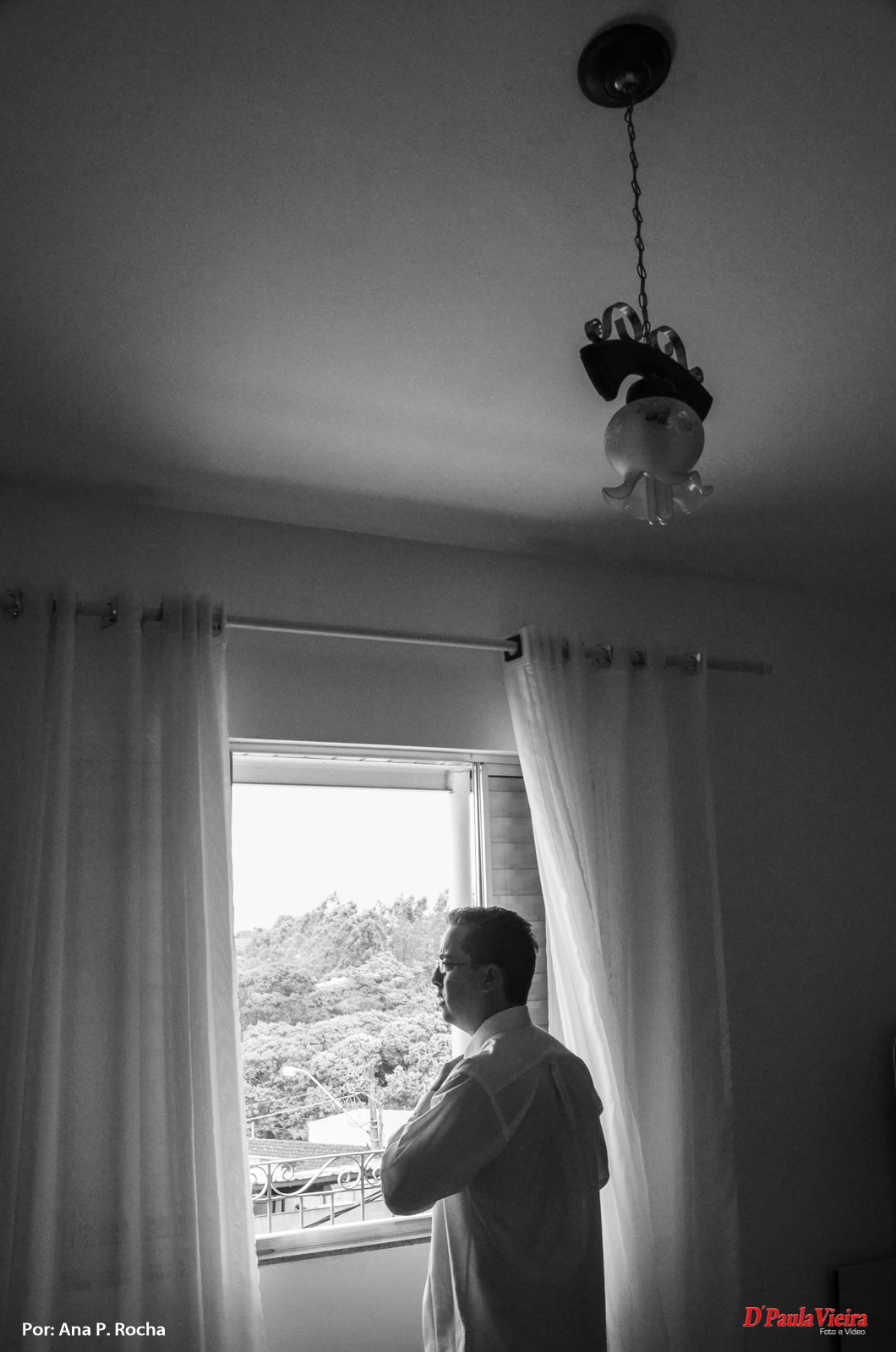 noivo-janela-olhar-foto-video-dpaula vieira-sp-casamento-studio-acompanhamento-ibiuna-sao roque-sorocaba-mairinque-interior-sao paulo-gestante-pre wedding-acompanhamento-15 anos-batizado