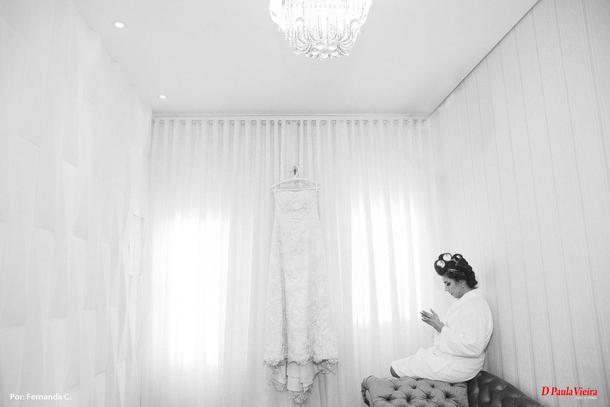 noiva-vestido-detalhe-celular-foto-video-dpaula vieira-sp-casamento-studio-acompanhamento-ibiuna-sao roque-sorocaba-mairinque-interior-sao paulo-gestante-pre wedding-acompanhamento-15 anos-batizado