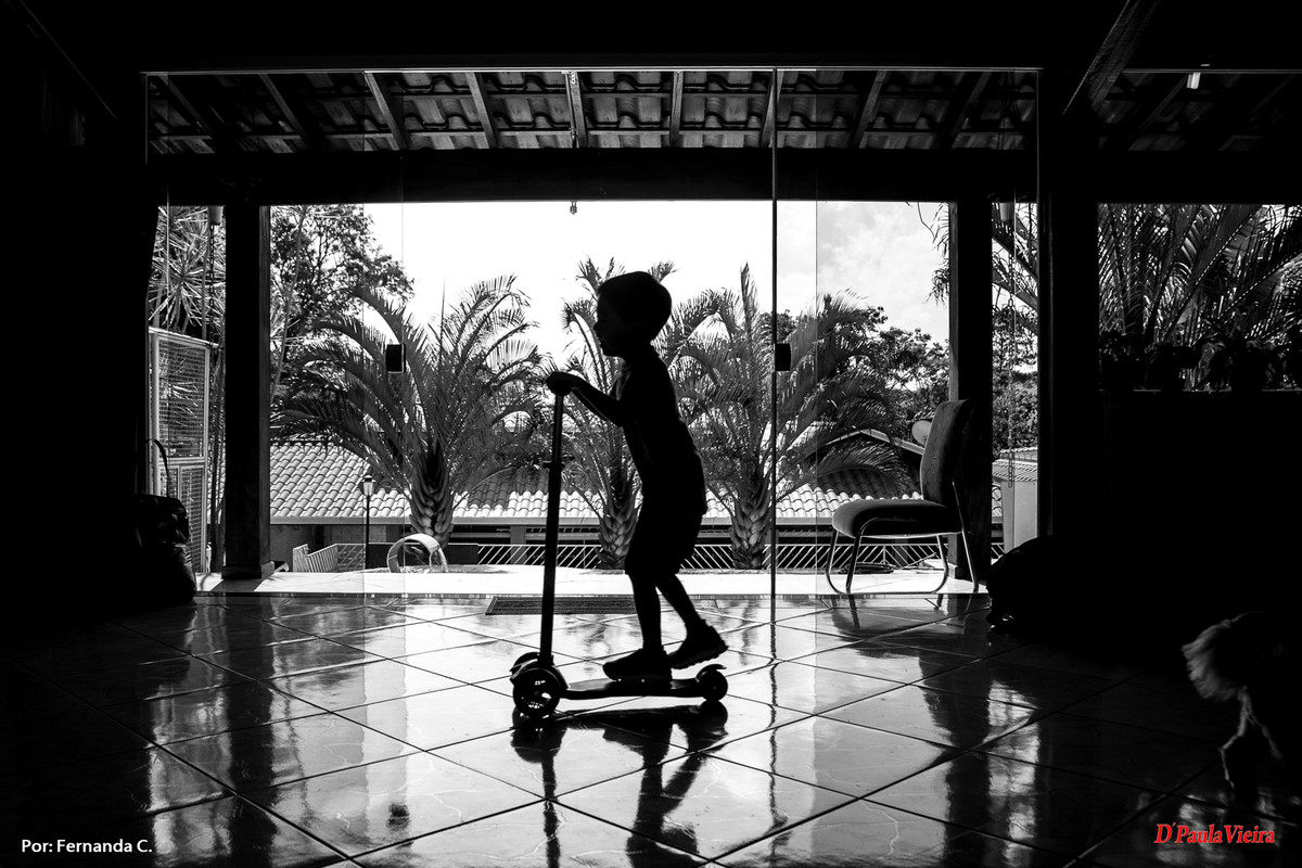 menino-silhueta-brincando-foto-video-dpaula vieira-sp-casamento-studio-acompanhamento-ibiuna-sao roque-sorocaba-mairinque-interior-sao paulo-gestante-pre wedding-acompanhamento-15 anos-batizado