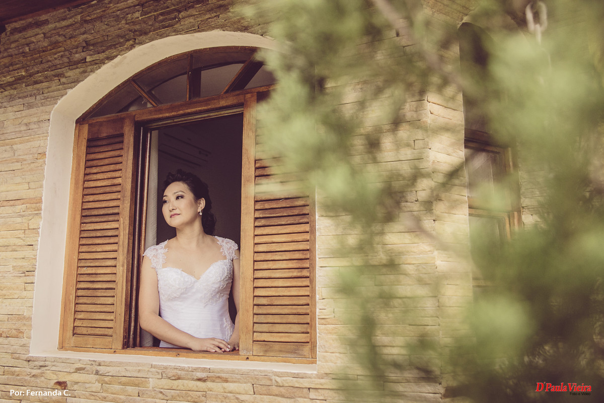 noiva-janela-olhar-madeira-foto-video-dpaula vieira-sp-casamento-studio-acompanhamento-ibiuna-sao roque-sorocaba-mairinque-interior-sao paulo-gestante-pre wedding-acompanhamento-15 anos-batizado